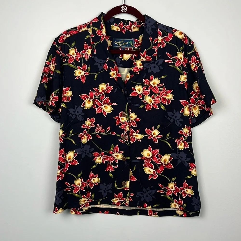 Island Traders large button down tropical Hawaiian women’s wood button top